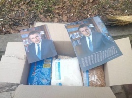 В Одессе избирателям раздают продуктовые наборы от нардепа Голубова