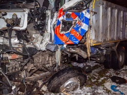 В Днепре самосвал коммунальщиков снес забор ЮМЗ: водителя забрала скорая
