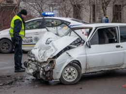 В Днепре на Уральской столкнулись Ford и маршрутка с пассажирами: пострадал мужчина