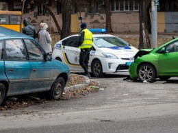 В Днепре на улице Владимира Антоновича столкнулись Mazda и Opel: пострадал мужчина