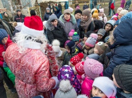 Дед Мороз и Снегурочка пришли в гости к детям из Ближних Мельниц (политика)