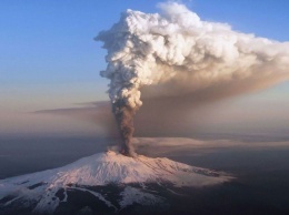 Появились фото и видео извержения вулкана Этна на Сицилии, сделанные из космоса
