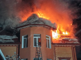 В Киеве масштабный пожар в частном доме тушили 50 спасателей (фото, видео)
