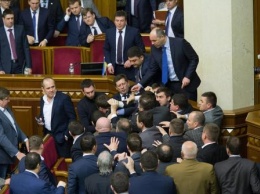 Депутат Верховной рады устроил драку в прямом эфире