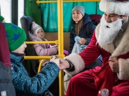 Дед Мороз в маршрутке Днепра раздавал детям конфеты и подарки