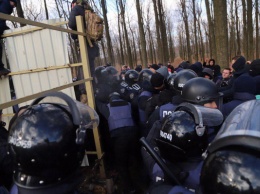 В Одессе противники строительства "собачьего городка" подрались с полицейскими: трое задержанных (фото, видео)