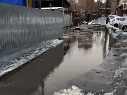 Затопило дорогу: на Набережной спасатели откачивали воду