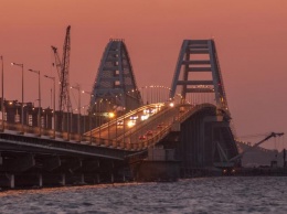 Крымский мост, который начал разрушаться, высмеяли в сети: «Там на джонке не проплывешь»