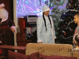 К запорожским детям приходят настоящие Дед Мороз и Снегурочка
