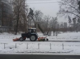 В "Киевавтодоре" пообещали в ближайшие дни выпустить на дороги снегоплавильные мобильные комплексы