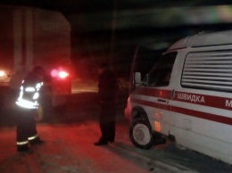 Спасатели Днепропетровщины вытаскивают из сугробов кареты "скорой помощи", грузовики и рейсовые автобусы