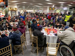 ЖД-вокзал в центре города превратили в столовую, чтобы накормить 200 бездомных