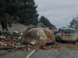 Камни с неба: транспортную артерию Крыма завалило валунами (ФОТО)