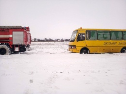 Под Киевом спасатели достали из сугробов автобус с тридцатью детьми и скорую помощь. Фото