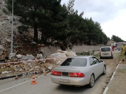 В Крыму на трассе произошел горный обвал