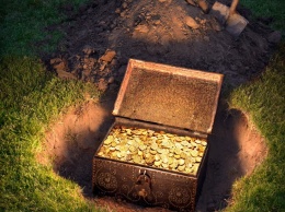Копала могилу, а наткнулась на клад: женщина в Бердянске обнаружила удивительную находку