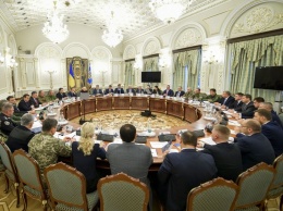 Прекращено действие военного положения в 10 областях Украины, СНБО расширяет санкции против России. Главное за день