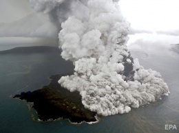 В Индонезии повысили уровень тревоги из-за извержения вулкана Анак-Кракатау