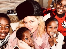 "Веселого Рождества от Мамбо и четырех ее единорогов": Мадонна показала редкое фото с детьми
