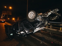 В Киеве водитель иномарки выжил, проехав по отбойнику и перевернув машину на крышу