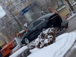 По Воронежу провезли заглохший автомобиль Tesla