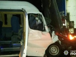 Под Киевом две маршрутки столкнулись с грузовиками, 15 пострадавших