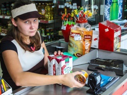 Украинцев возмутила антисанитария в известном супермаркете: "Сапогами по рыбе", фото