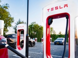 Омелян в восторге: Илон Маск анонсировал появление Tesla Superchargers в Украине