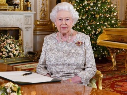 Британцев не впечатлила рождественская речь Елизаветы II возле золотого рояля
