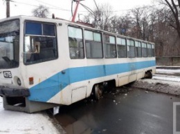На Днепропетровщине троллейбус сопел с рельс и перекрыл дорогу (ФОТО)
