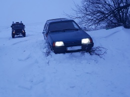 Спасатели Николаевщины за сутки вытащили 5 машин из снежных заносов и убрали 2 рухнувших дерева