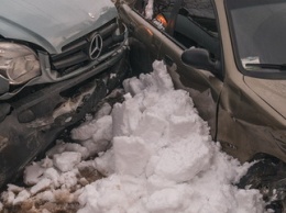 В Днепре на Орловской столкнулись Daewoo и грузовой автомобиль