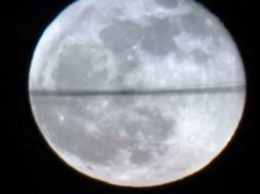 Луна защищается от Нибиру: На ней замечена огромная черная полоса - уфологи