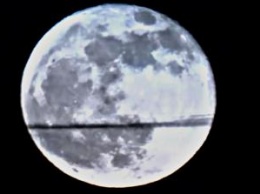 «След гуманоидов с Нибиру»: Луну опоясала гигантская черная полоса