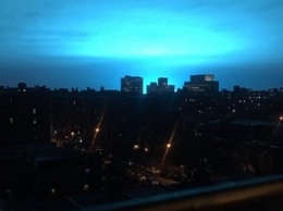 В Нью-Йорке из-за взрыва на заводе "посинело" небо