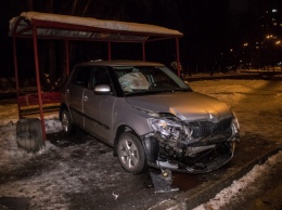 В Киеве столкнулись Skoda и Volkswagen: от удара одна машина влетела на остановку. ВИДЕО