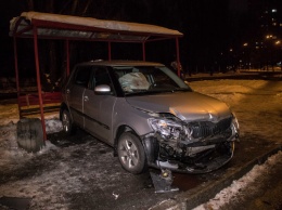 В Киева Skoda протаранила остановку общественного транспорта после лобового столкновения с Volkswagen
