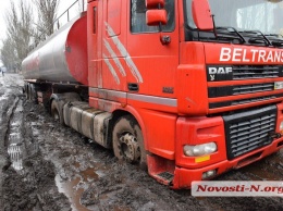 Движение по ул. Новозаводской в Николаеве заблокировано - фура безнадежно застряла в грязи