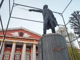В Минкульте приняли решение о демонтаже памятника Суворову в лицее Богуна в Киеве