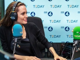 Анджелина Джоли рассказала в эфире радио о своих взглядах на миграционный кризис