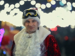 Кличко переоделся в Деда Мороза и пошел поздравлять киевлян