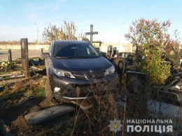 Священник, заехавший на внедорожнике на кладбище в Харькове, возместил ущерб потерпевшим - полиция