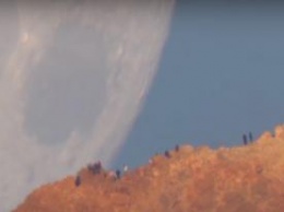В Сети набирает популярность съемка гигантской Луны, садящейся за вулкан на Канарах