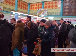 В канун Нового года в Николаеве на рынке очереди за колбасой и соленьями