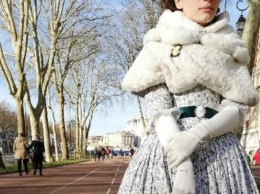 Одевшуюся по моде XIX века француженку не пустили в Версаль