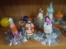 Николаевским полиглотам в библиотеке показали старые новогодние игрушки