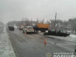 На трассе Киев-Чернигов Opel влетел в грузовик: у легковушки снесло крышу