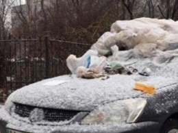 В Киеве "героя парковки" засыпали мусором