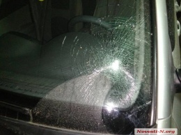 Николаевец заехал помыть авто на незаконную автомойку и лишился лобового стекла