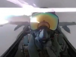 Появилось видео удара молнии по истребителю F-18